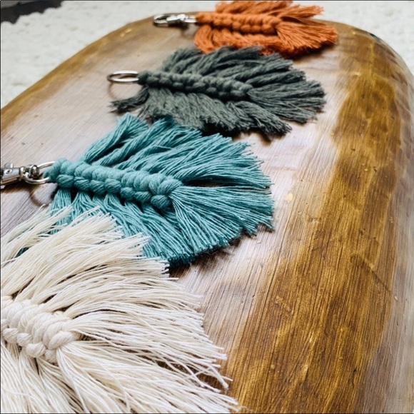 Feather macrame keychain - Picture 5 of 8